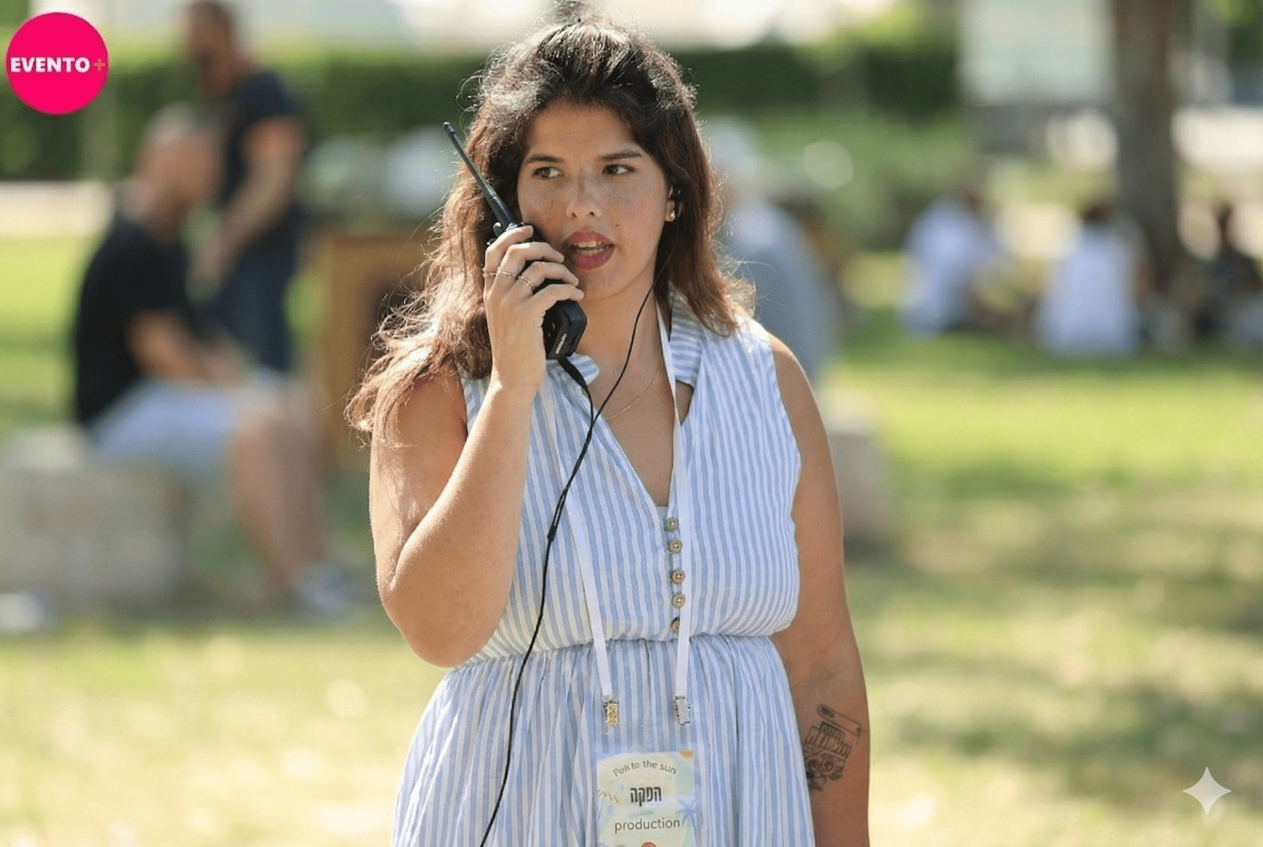 מפיקה עם מכשיר קשר